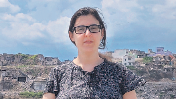 אליזבט צורקוב על רקע מוסול