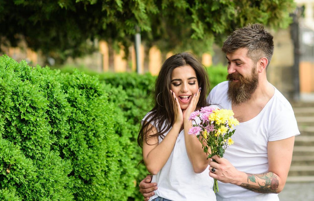 Flowers are wonderful, but does he make you feel safe? (Photo: Shutterstock) אהבה