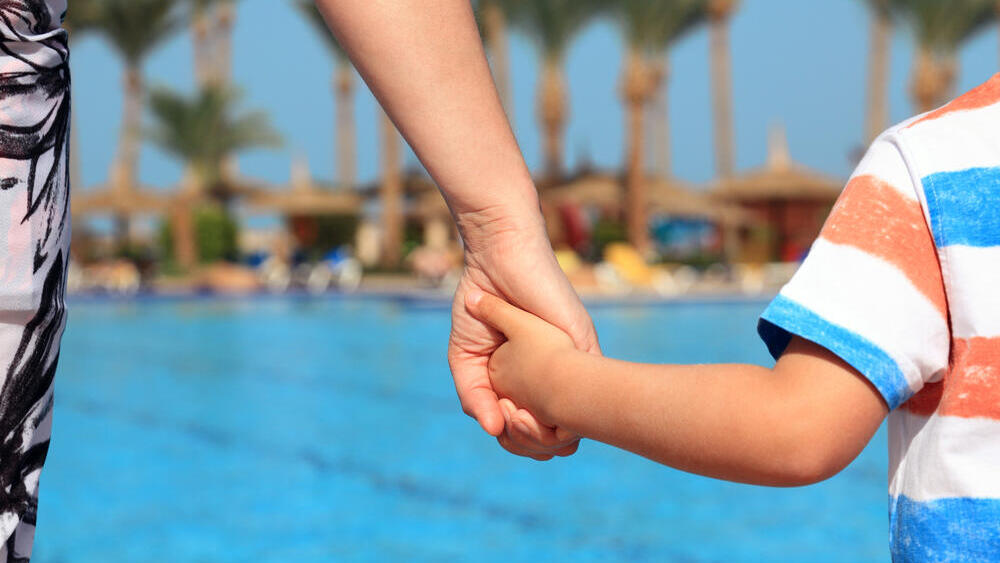 В бассейне всегда будьте рядом с ребенком