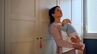 אמא ותינוק שוכבים עור לעור