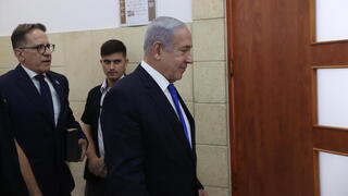ראש הממשלה בנימין נתניהו נכנס לאולם הדיונים בזמן עדות ארנון מילצ'ן מברייטון