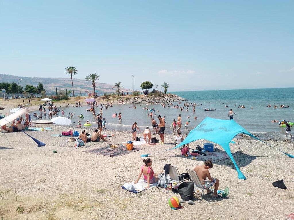 Tzemach beach on the Sea of Galilee (Photo: Oshri Ben Dor) מטיילים מבלים בחוף צמח המחודש, בכינרת