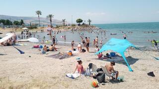 מטיילים מבלים בחוף צמח המחודש, בכינרת