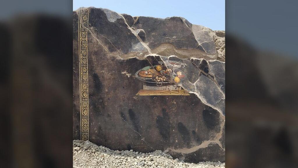 The Fresco discovered after excavation (Photo: Archaeological Park of Pompeii) הפרסקו בסגנון טבע דומם לאחר שהתגלה על קיר מבנה בעיר העתיקה פומפיי