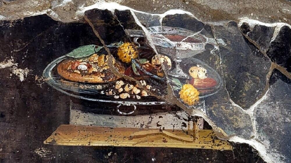 What they ate in Pompeii before the volcano errupted (Photo: Archaeological Park of Pompeii) הפרסקו בסגנון טבע דומם שהתגלה על קיר מבנה בעיר העתיקה פומפיי