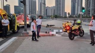 זירת תאונת הדרכים בין אופניים חשמליים לרכב בדרל מנחם בגין בתל אביב