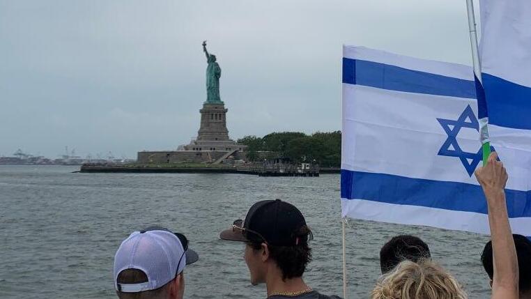 שיט מחאה נגד המהפכה המשפטית בניו יורק