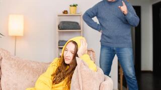 הורה נוזף בבת שלו