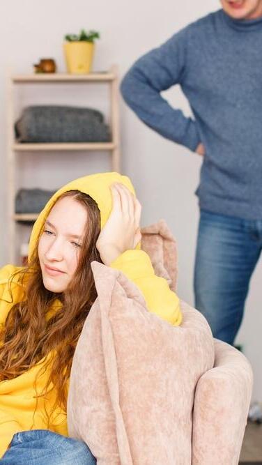 הורה נוזף בבת שלו