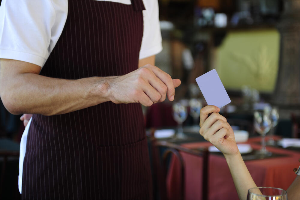 Photo: Shutterstock תשלום במסעדה