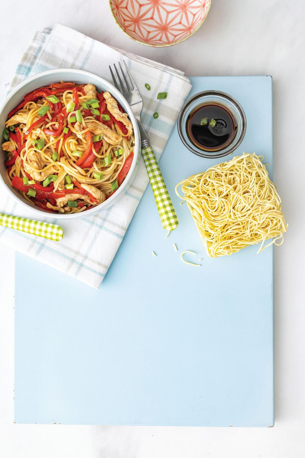 Noodles with chicken and pepper (Photo: Sarit Goffen, styling: Daniel Shechter) מוקפץ במיקרו: נודלס, חזה עוף ופלפלים