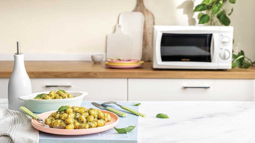 Mini gnocchi with pesto and cream (Photo: Sarit Goffen, styling: Daniel Shechter) מיני-ניוקי במיקרוגל עם פסטו ושמנת