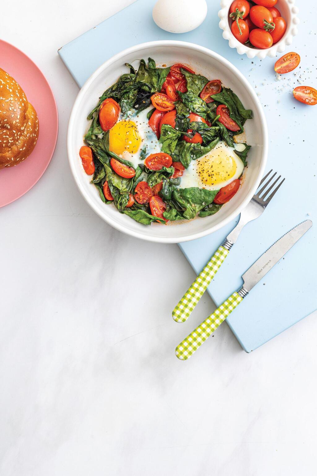 Cherry tomato and spinach shakshuka (Photo: Sarit Goffen, styling: Daniel Shechter) שקשוקה במיקרו עם תרד ועגבניות שרי