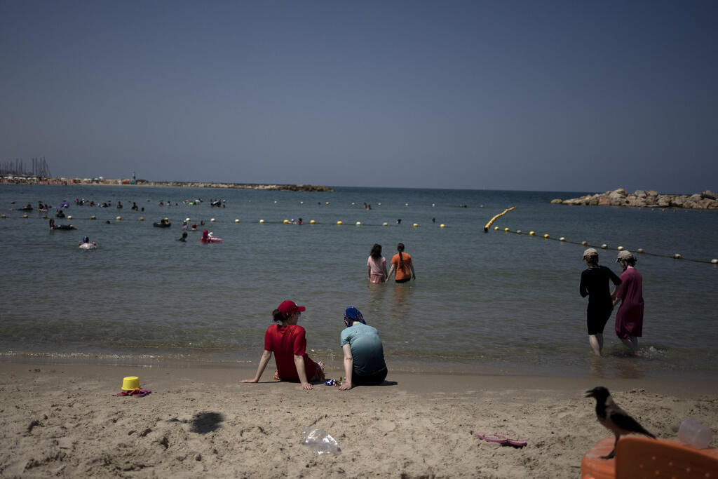 One of the beaches in Ashdod (Photo: AP Photo/Maya Alleruzzo) חוף הים באשדוד