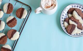 עוגיות אגוזים בשחור לבן