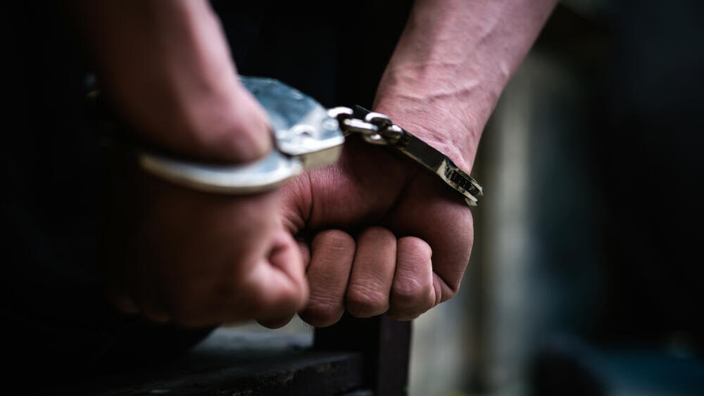 Задержанный в наручниках (Фото: shutterstock) Задержанный в наручниках