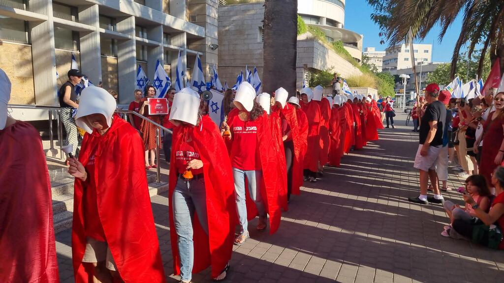 Protest outside the regional rabbinical court in Haifa, in a file photo (Photo: Lior El-Chai) מחאה מול בית הדין הרבני האזורי בחיפה