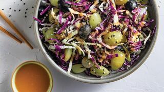 סלט כרוב וענבים עם טוויסט אסייתי