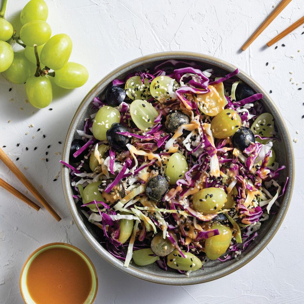 סלט כרוב וענבים עם טוויסט אסייתי