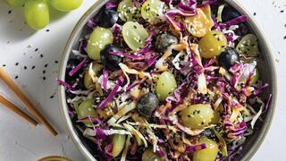 סלט כרוב וענבים עם טוויסט אסייתי