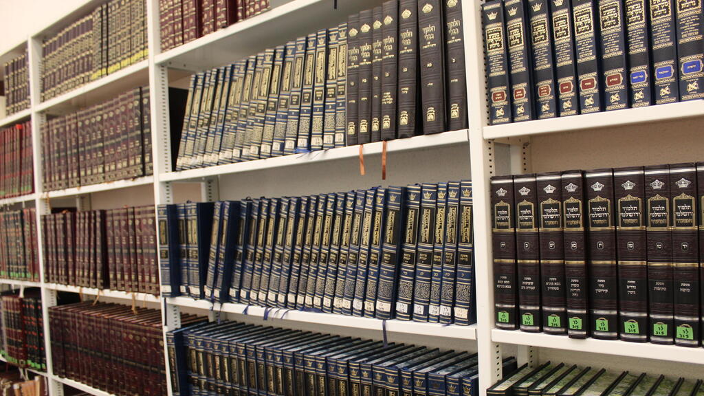 מדפים עם גמרות בספריית בית אריאלה