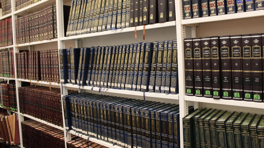 Photo: Shmuel Munitz מדפים עם גמרות בספריית בית אריאלה