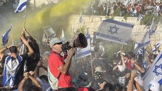 מפגינים ומפגינות בדרך בגין ירושלים