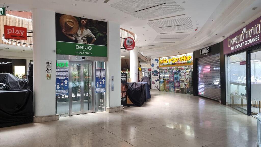 קניון מול הים באילת סגור פרט לסופר פארם
