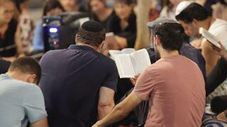 דתיים מתפללים בתשעה באב בכיכר דיזנגוף, תל אביב