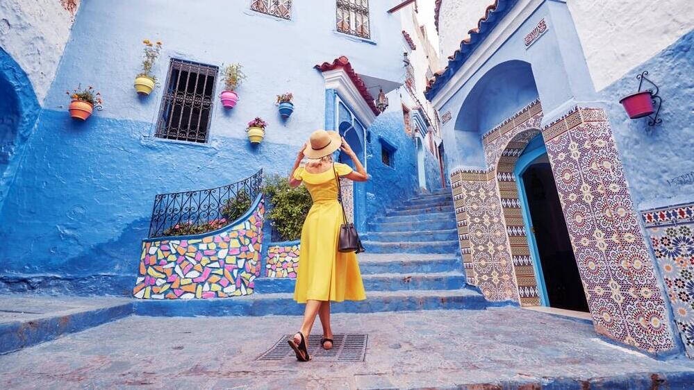 A tourist in Chefchaouen, also known as the ‘Blue City.’ Morocco returns to the Israeli traveler’s destination map (Photo: Shutterstock) תיירת בשפשאוון שמוכרת גם כ"עיר הכחולה"