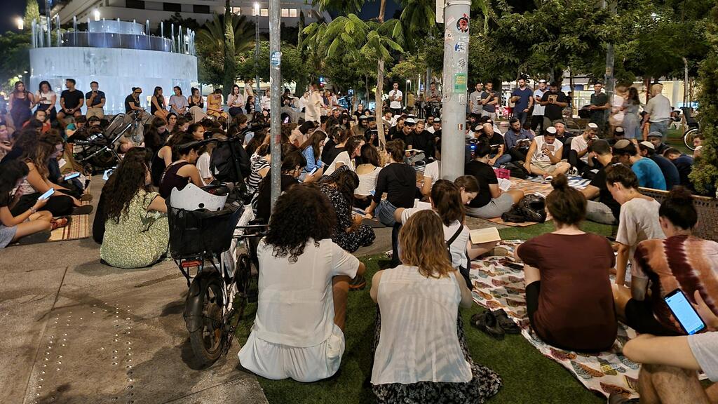 Religious people pray on Tisha B'Av in Dizengoff Square, Tel Aviv (Photo: Shmulik Davidpur) דתיים מתפללים בתשעה באב בכיכר דיזנגוף, תל אביב