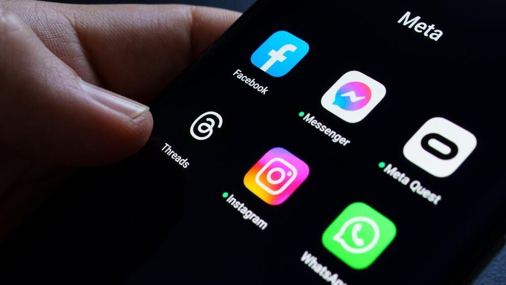 Meta apps on a cell phone (Photo: Koshiro K / Shutterstock.com) האפליקציות של מטא
