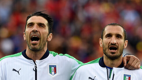 בופון שר את ההמנון האיטלקי יחד עם ג'ורג'יו קייליני