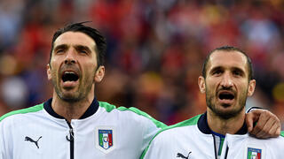 בופון שר את ההמנון האיטלקי יחד עם ג'ורג'יו קייליני