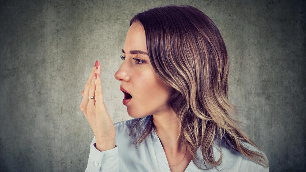 Bad breath is the third most common reason people visit their dentist (Photo: Shutterstock) ריח רע הליטוזיס באשת הפה