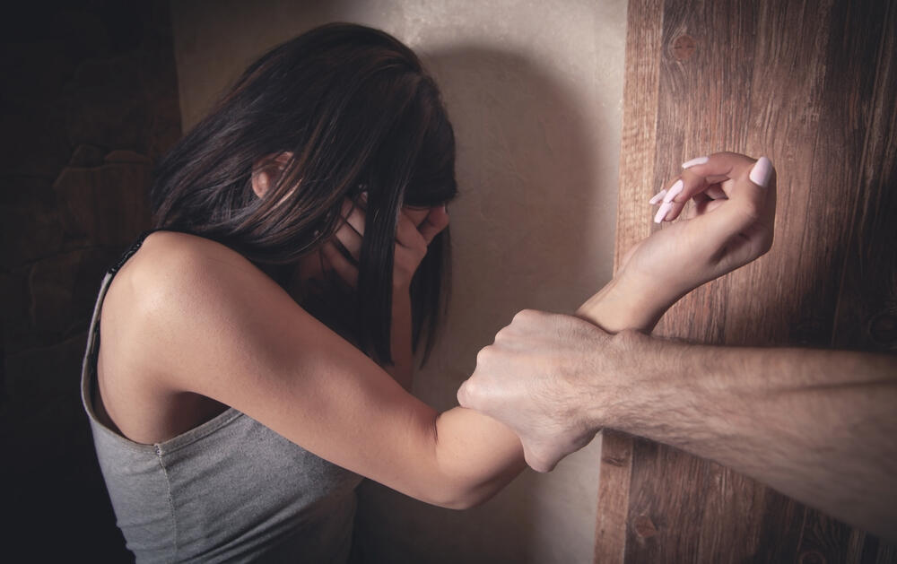 Насилие над несовершеннолетней. Иллюстрация (Фото: shutterstock) Насилие над несовершеннолетней. Иллюстрация