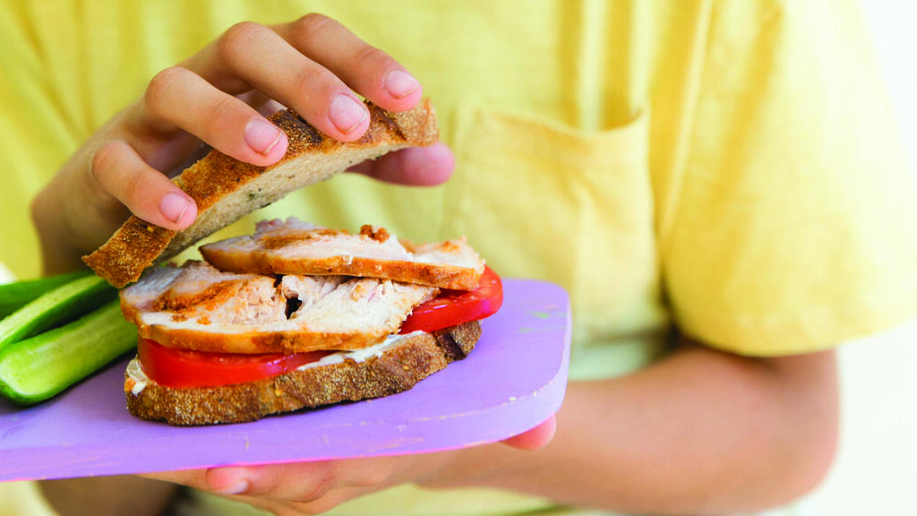 Sandwich with homemade pastrami (Photo: Yael Ilan, Style: Naama Ran) כריך עם פסטרמה ביתית