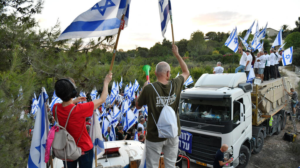    מחאה מול ביתו של יואב גלנט בעמיקם