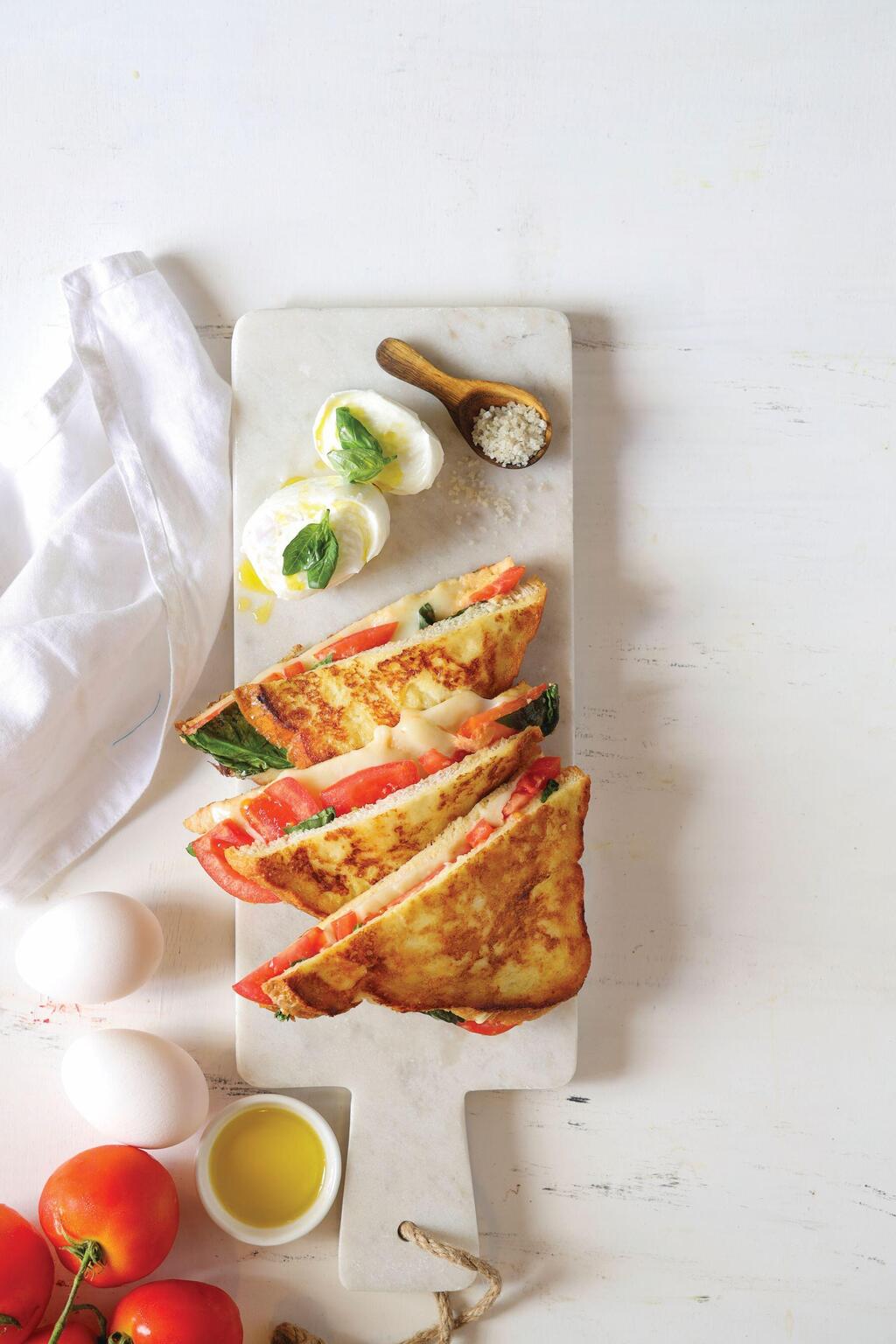 Caprese French toast sandwich (Photo: Danny Lerner, Style: Psy Branitzky) כריך פרנץ' טוסט קפרזה