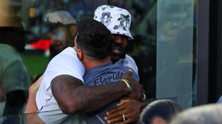 לברון ג'יימס מחבק את לאו מסי