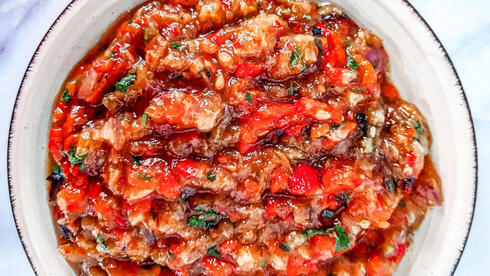 מתכונים פרוסת חלה טרייה עם סלט זעלוק