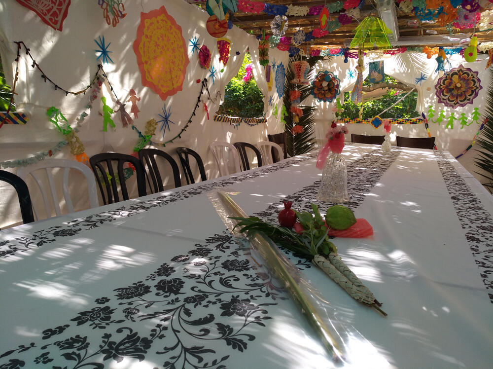 Нарядная сукка готова к приему гостей 