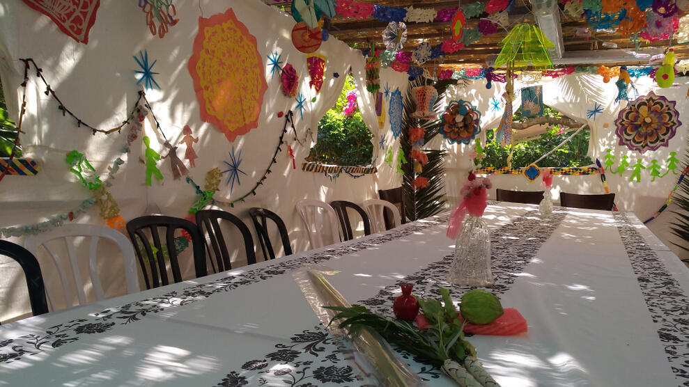 Нарядная сукка готова к приему гостей (Фото: shutterstock) Нарядная сукка готова к приему гостей