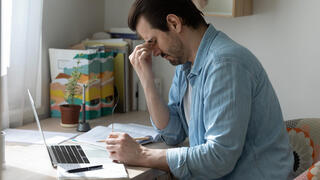  Уставший программист за работой 