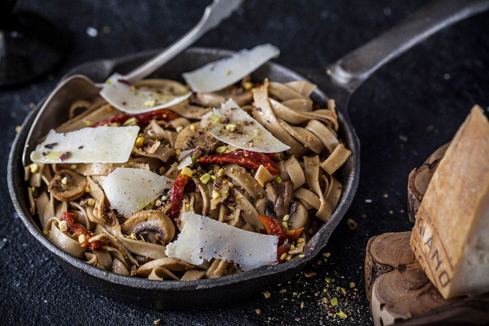 פסטה עם פטריות של חורף, עגבניות מיובשות, חמאה ויין לבן