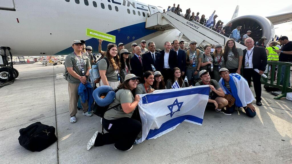 Olim arrive in Ben Gurion Airport 