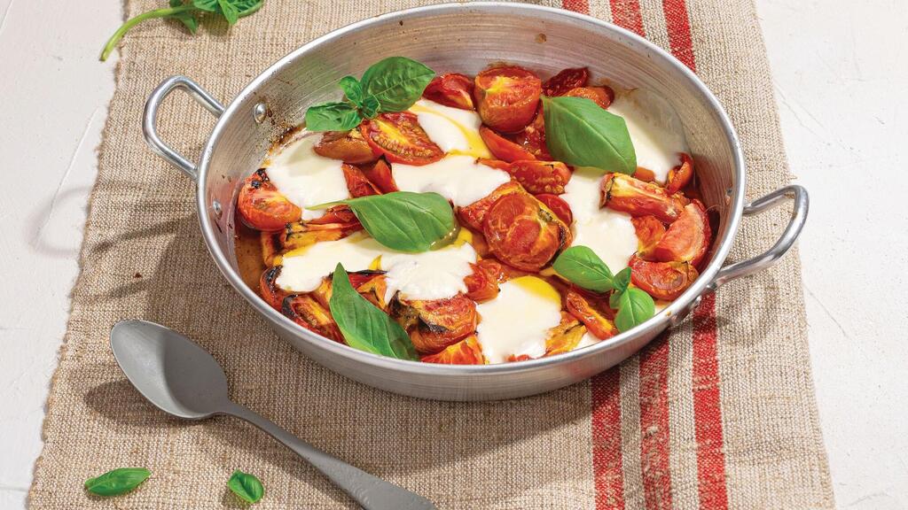 Baked caprese (Photo: Sarit Goffen) קפרזה בתנור: עגבניות צלויות עם מוצרלה