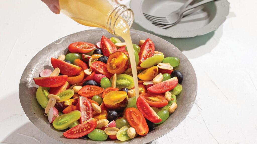 Tomato and grape salad with peanuts (Photo: Sarit Goffen) סלט עגבניות, ענבים ובוטנים