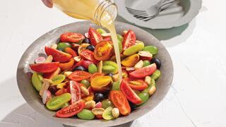 סלט עגבניות, ענבים ובוטנים