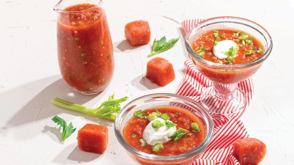 Gazpacho with yogurt and tomato ice cubes (Photo: Sarit Goffen) הכי קר: גספצ'ו עם קרח עגבניות ויוגורט
